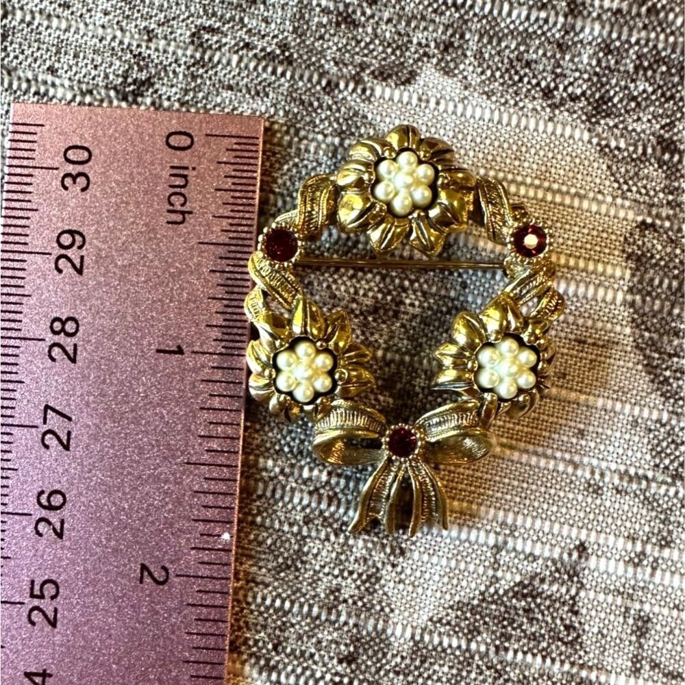 Avon Vintage Gold-Tone Wreath Brooch With Faux Pearls & Red Rhinestones - Picture 3 of 10